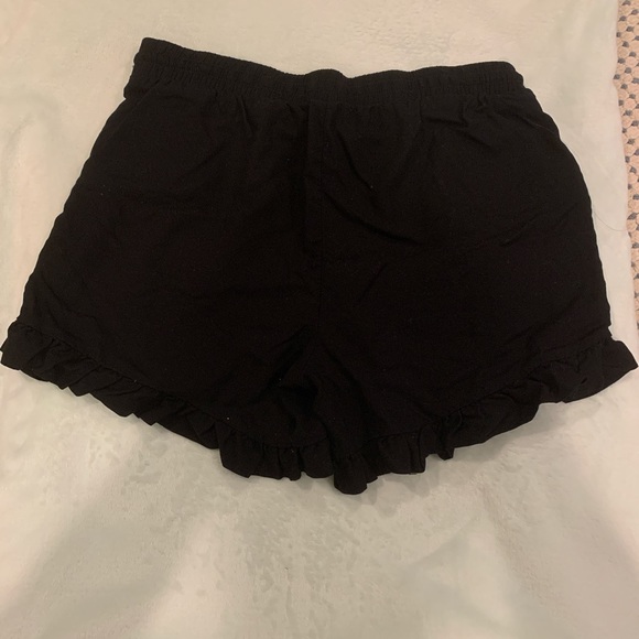 Black ruffled bottoms with pockets - Picture 2 of 3